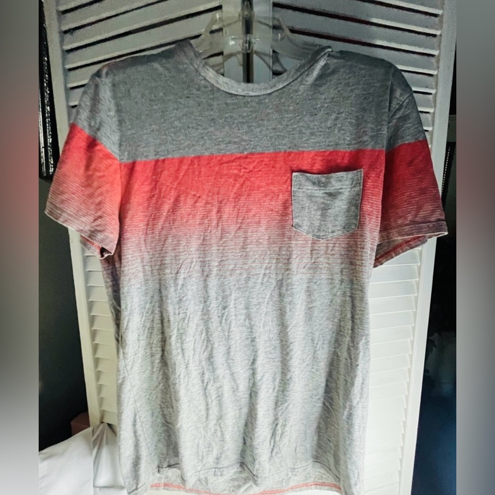 AMERICAN EAGLE Outfitters y2k Red and Gray Short Sleeve Tee